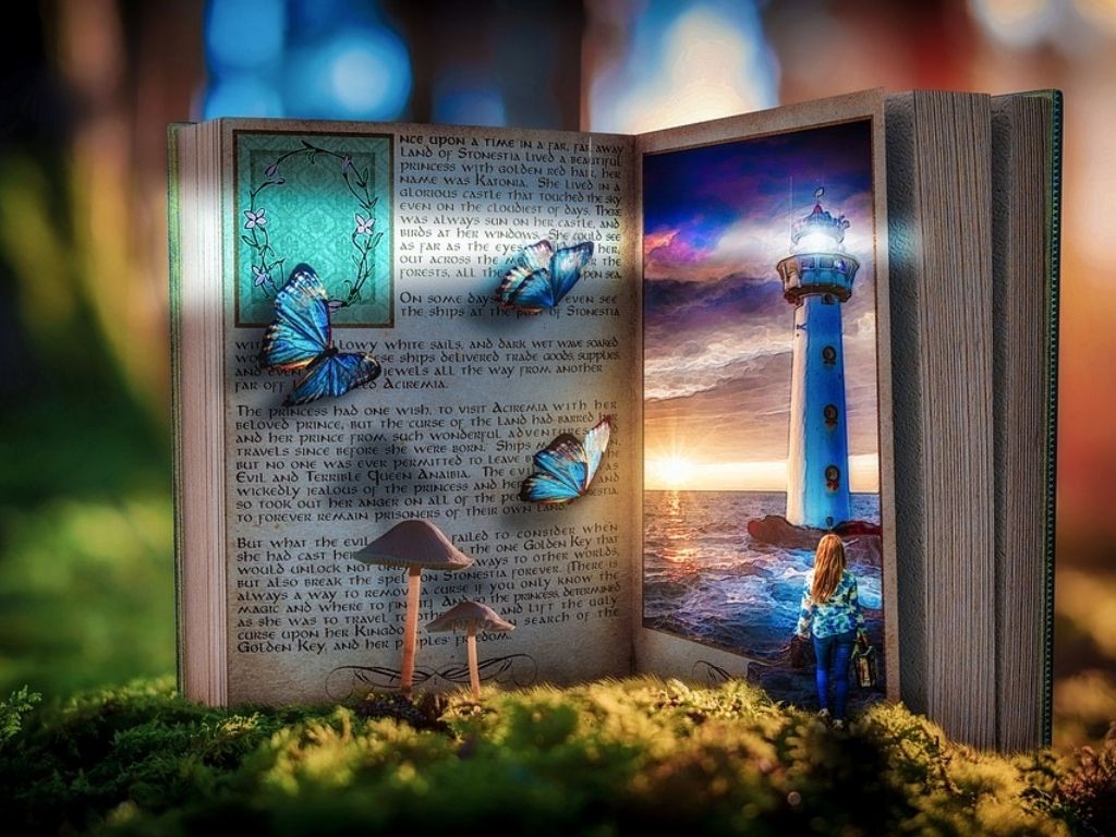 Stojąca otwarta książka. Po prawej stronie latarnia morska, w tle zachód słońca. Po lewej na tle kartki z drukiem niebieskie motyle, a pod nimi dwa grzyby.