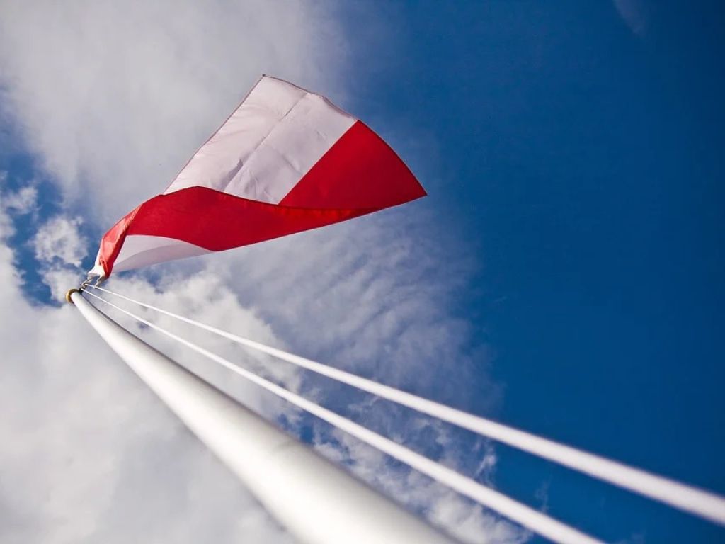 Powiewająca na maszcie polska biało-czerwona flaga
